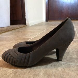 Like NEW! Gray comfortable low heels !